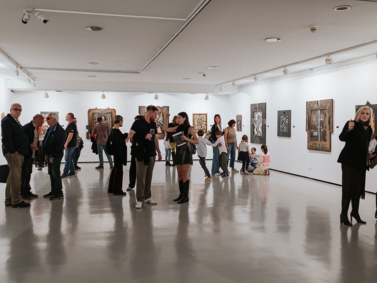 Vodstvo izložbom Lica Kaosa