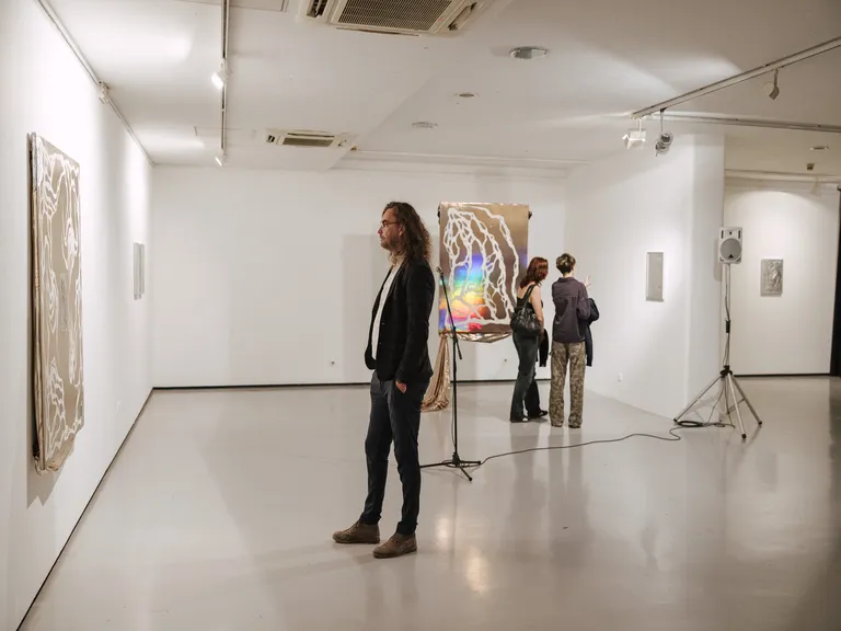 Vodstvo kroz izložbu „The Roots of Small Fires” u Galeriji Kortil
