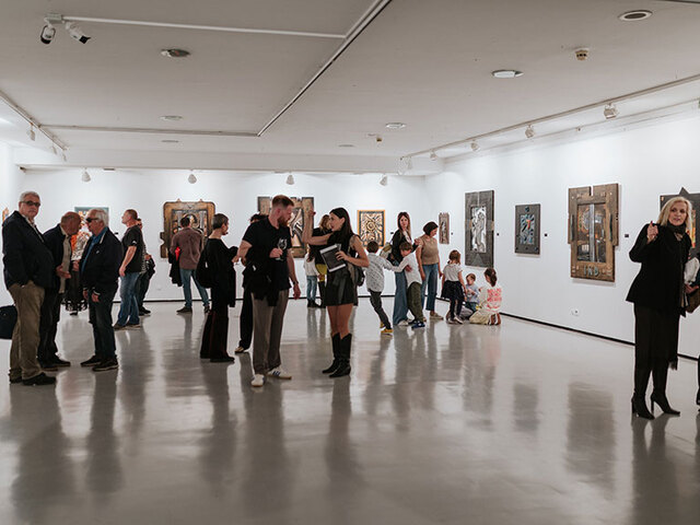 Vodstvo izložbom Lica Kaosa